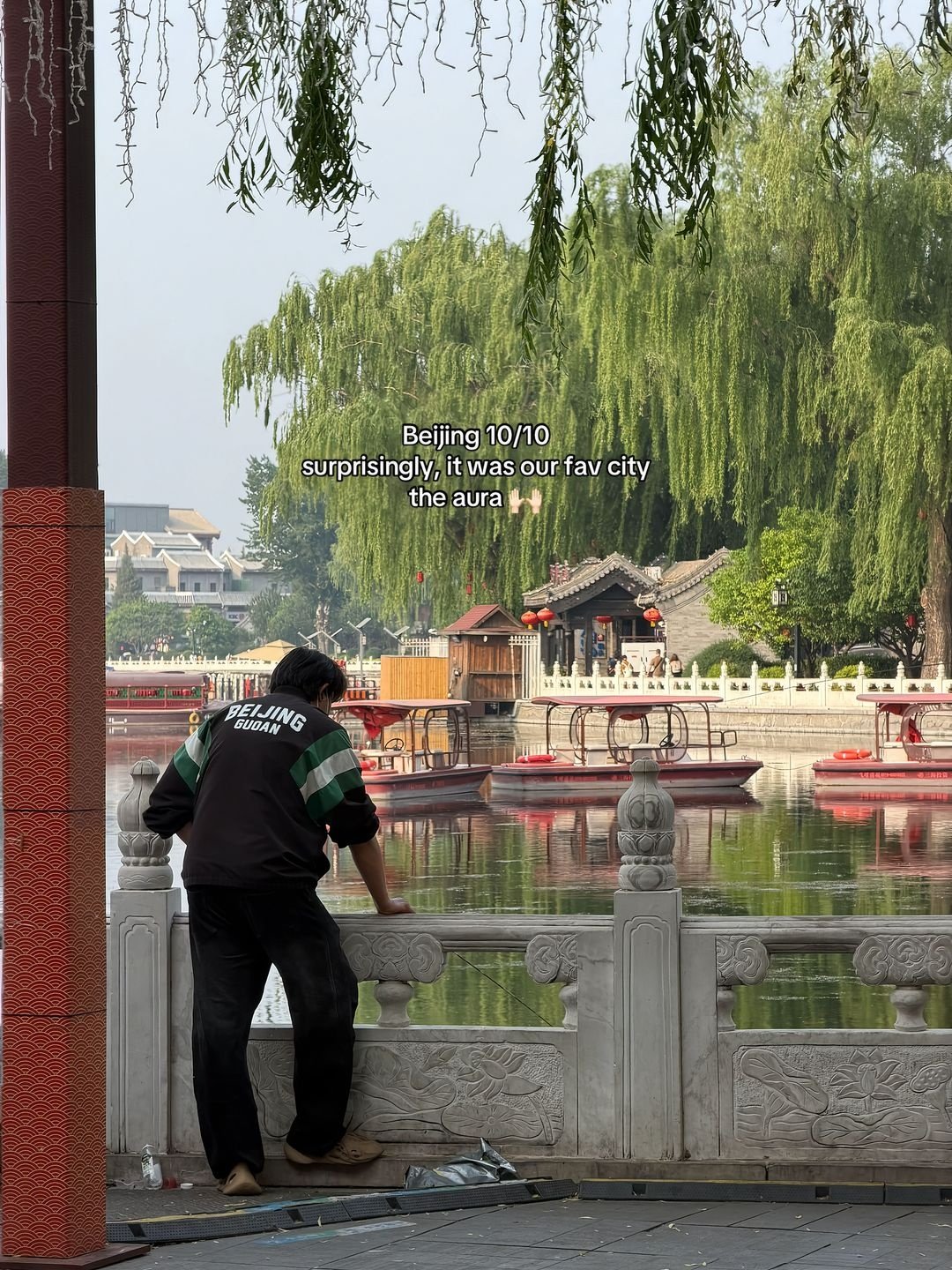 Willows and waterfront scenery in central Beijing