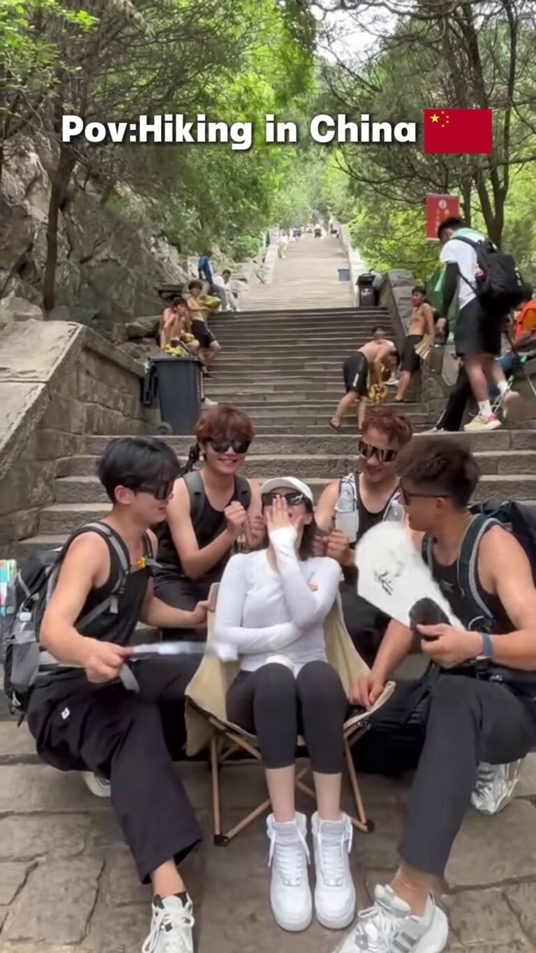 The Viral China Hike That Looks Like a Romantic Comedy